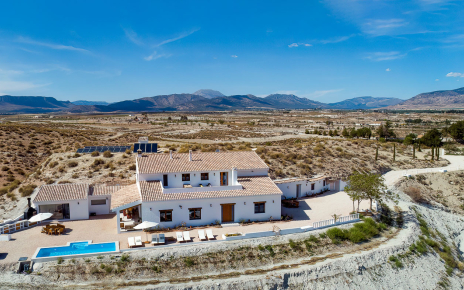 Badlands rodeadas de alta montaña en la distancia
